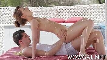 Casal na lua de mel fazendo sexo carinhoso