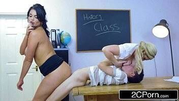 Vídeos de porno aluno sortudo fodendo dentro da sala de aula com professora e aluna safada