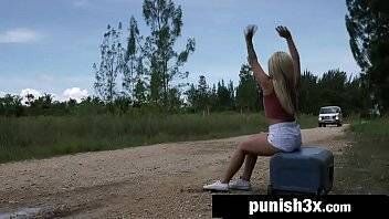 Vídeos de sexo loirinha gostosa pegou carona na estrada e acabou fodendo gostoso com motorista no fundo da van