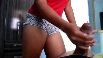 Xvídeos porno incesto priminha gostosa de shortinho curtinho batendo deliciosa punhetinha escondida para o primão