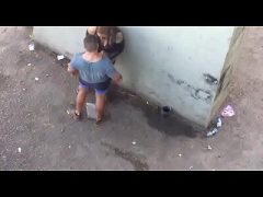 Caiu na net dono do terreno flagra casal de safados dando boa trepada no mato Caiu na net dono do terreno flagra casal de safados dando boa trepada no mato