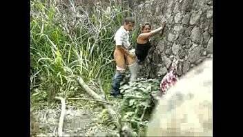 Caiu na net dono do terreno flagra casal de safados dando boa trepada no mato