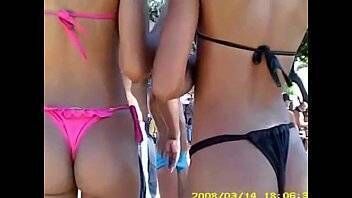 Caiu na net duas novinhas gostosas de biquini fio dental na praia