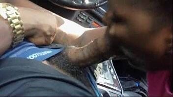 Porno gay safado mamando com vontade o cacete do safado dento do carro