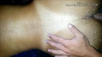 Vidio de sexo porno socando pistola no cuzinho da moreninha bronzeada safada