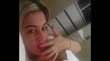 Video one porn loirinha solitária tocando siririca e gravando pra grupo de whatsapp