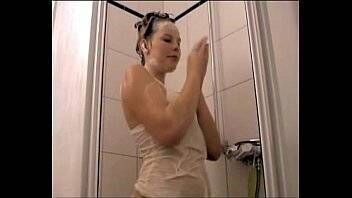 Porno loiuco loirinha rabuda tomando banho