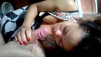 Sexo hot novinha safada mamando prazerosamente rola do macho