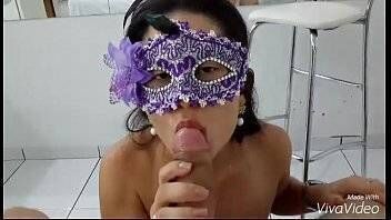 Vidio de porno novinha morena com máscara de carnaval fodendo pra caramba