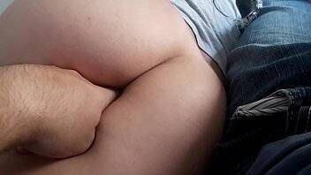 Caiu na net enfiou dedo no cuzinho da novinha e deixou ela bem excitada