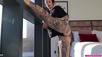 Brasileita tatuada bem safada no pornô fodendo gostoso