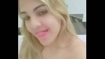 Acompanhantes travestis loirinha se mostrando na banheira