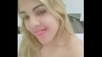 Travestis dotados na banheira se mostrando