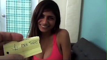 Porno com a bela Mia Khalifa que é uma colegial bem sem vergonha