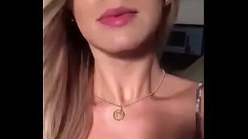 Brasil tudo liberado mostra uma atriz porno se masturbando na frente da webcam para publico