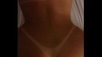 Caseiro porno mostra uma mulher deliciosa de quatro mostrando sua marquinha de biquini durante o sexo