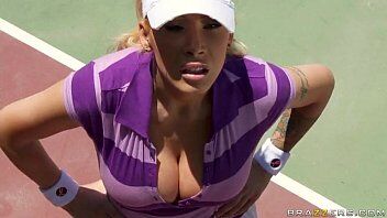 Jogadora de tenis mostrando para namorado que ela também sabe fazer outras coisas a nivel