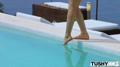 Porno na piscina tras uma gostosa super tarada com seu corpão querendo sexo com seu namorado