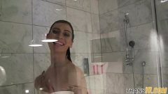 Travestis femininas tomando banho em video porno amador