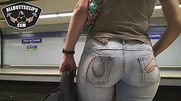 Video de sexo com uma novinha super deliciosa que adora caminha provocando os homens no meio da rua com sua bundinha