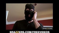 Video porno mostra bandido invadindo a casa e comendo a dona dela ao inves de roubar