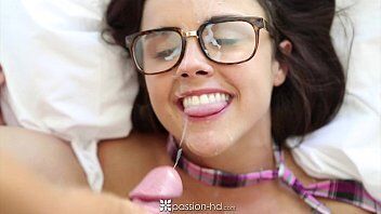 Gozando na cara da vagabunda em quanto ela ficava rindo com cara de pilantra pro sexo