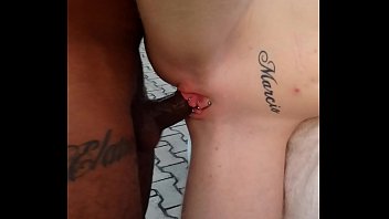 Negão do porno brasileiro plantando o ferro com tudo nessa morena que tem uma bunda grande