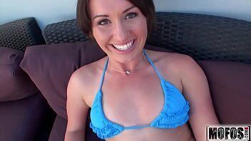 Pornô com a americana safada que tem um sorriso lindo e adora lamber com tudo uma piroca