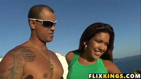 Fudendo minha sogra levando a morena safada para casa depois de um dia de praia