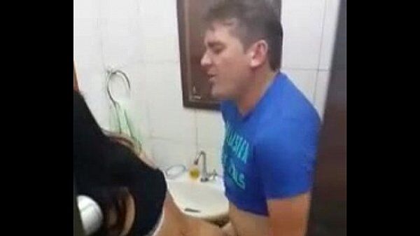 Tela erotica com um cara mais velho que caiu na net comendo uma morena bem gostosa dentro de um banheiro