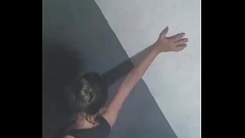 Tudo liberado professora safada e muito gostosa entra no banheiro masculino da escola para foder com o aluno