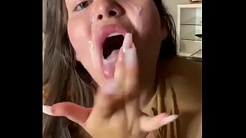 Traindo o namorado e tomando gozada na cara