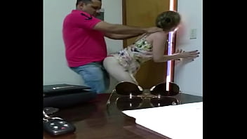 Sexo no escritório com o chefe dotado