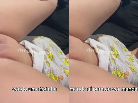 Morena safada mostrando a bucetinha rosa pelada pra câmera