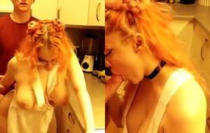 Gostosa amadora sentando gostoso na cozinha até gozar gostoso