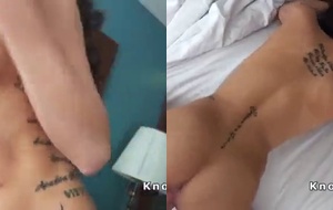 Morena safada de calcinha fina empinando o rabo e gemendo enquanto é socada forte na buceta