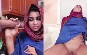 Muçulmana safada exibindo o corpo gostoso e provocando com seus encantos