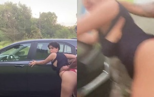Novinha rabuda empinando o vestidinho na estrada e gemendo enquanto é comida por trás