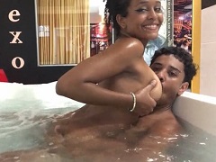 Transando com a prima crente novinha na banheira do motel