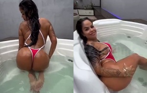 Esposa safada tirando a calcinha e exibindo a buceta molhada na cama