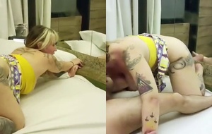 Loira magrinha de rabetão gostoso sendo comida com força no motel até gemer alto