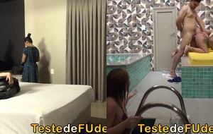 Madrasta e namorada sendo fudidas juntas com tesão ardente na cama