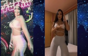 Morena gostosa mostrando os peitos enquanto ajeita a roupa com safadeza