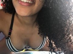 Novinha cacheada pelada masturbando a bucetinha