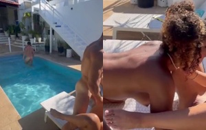 Dupla gostosa fudendo na beira da piscina com amigos e gemendo alto