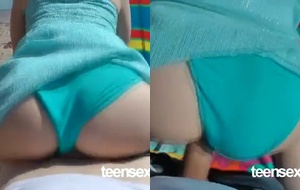 Esposa fogosa empinando o rabo na praia deserta e gemendo enquanto é comida por trás