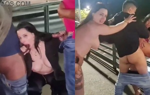 Esposa safada dando pra dois homens na passarela enquanto o corninho assiste