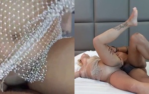 Loira safada entregando a buceta e o cuzinho para um dotado no quarto