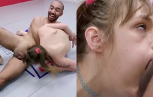 Lutadora safada mostra os peitos e acaba fudendo em público durante campeonato de UFC