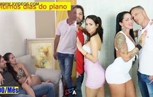 Morena fogosa transando escondido com amiga e ficando molhada de tesão na putaria em família